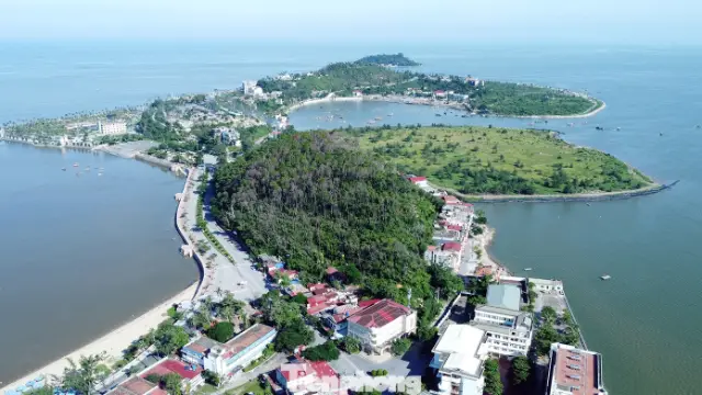 Bờ biển, đường ven bờ và đồi cây tại Đồ Sơn, Hải Phòng