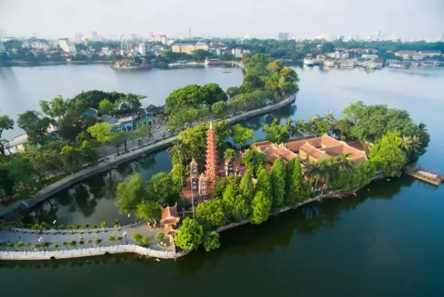 Chùa Trấn Quốc ở Hà Nội - điểm tham quan tôn giáo nổi tiếng