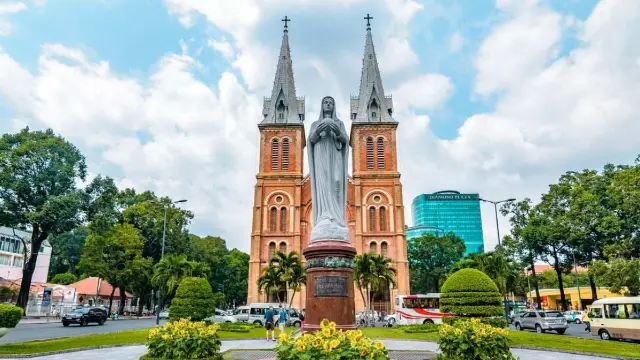 Nha tho Duc Ba Sai Gon o Ho Chi Minh la mot cong trinh kien truc ton giao noi tieng.