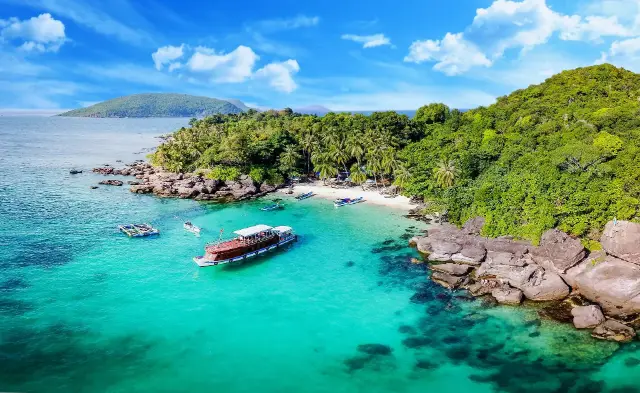 Khung cảnh bãi biển Bãi Sao Phú Quốc với bờ cát trắng và làn nước xanh mát